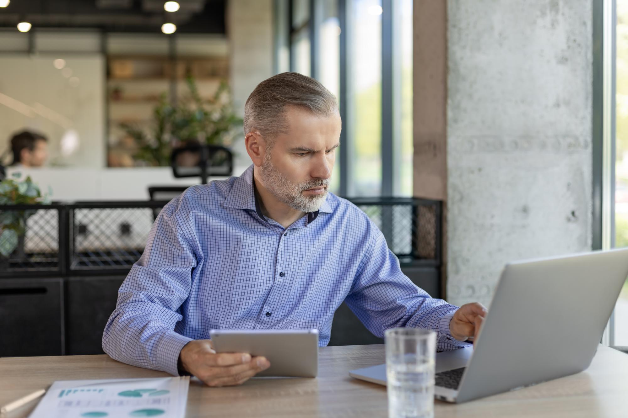 Formatrice préparant des supports imprimés avant une session d'atelier